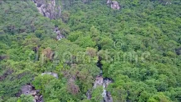 从热带森林到瀑布的空中观景运动视频的预览图