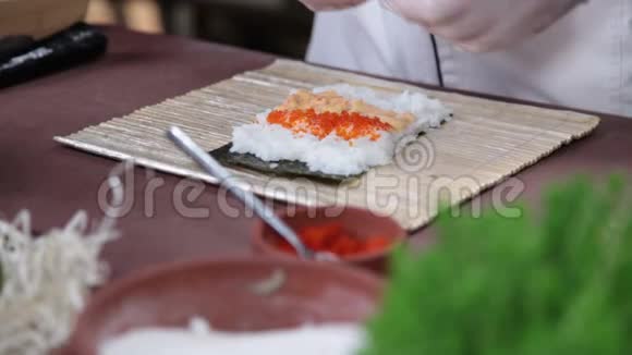 用红鱼子酱和黄瓜做日本寿司卷视频的预览图