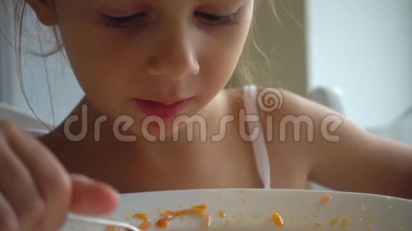 慢动作拍摄100fps一个孩子正在吃蔬菜汤视频的预览图