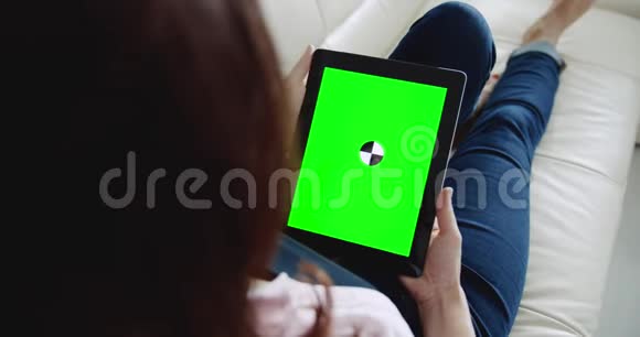 女人拿着平板彩色印支视频的预览图