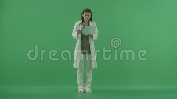 医生在绿色屏幕上检查文件视频的预览图