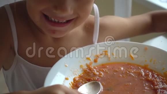 慢动作拍摄100fps一个孩子正在吃蔬菜汤视频的预览图