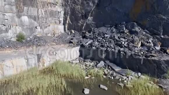 在废弃的石板矿上攀登视频的预览图