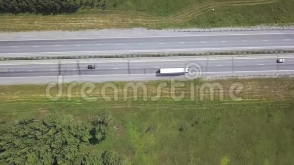 夏季公园地带中部道路鸟瞰图一架无人驾驶飞机在公路上行驶视频的预览图