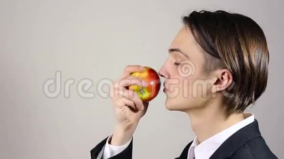 年轻人嗅着苹果视频的预览图