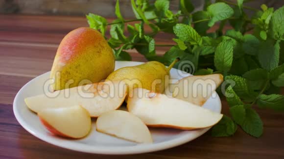 白色盘子里的美味梨子视频的预览图