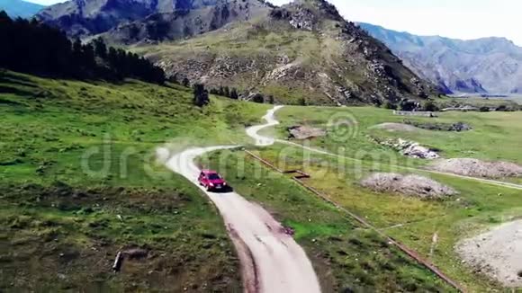 红车骑在山地上视频的预览图