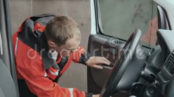 男士用吸尘器清洁车厢视频的预览图