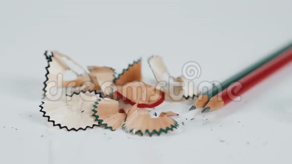 木制彩色铅笔与磨刀刨花在白色背景关闭工作室宏观视频的预览图