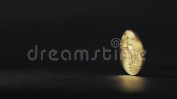 黄金比特币硬币堆叠在黑暗的背景特写比特币加密货币在手中EtalumICO区块链视频的预览图