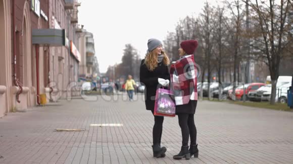 两个女孩在节日购物后考虑礼物视频的预览图