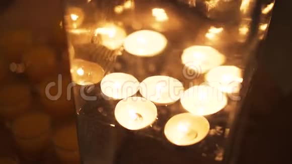 漂浮的蜡烛在黑暗中发光视频的预览图