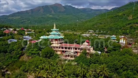 热带森林中佛寺建筑群的镜头视频的预览图