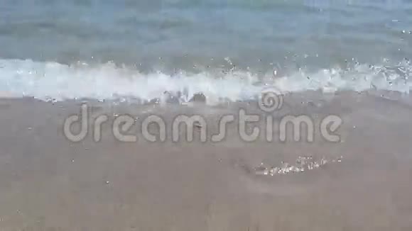 一个女孩在水里沿着海滨散步15岁视频的预览图