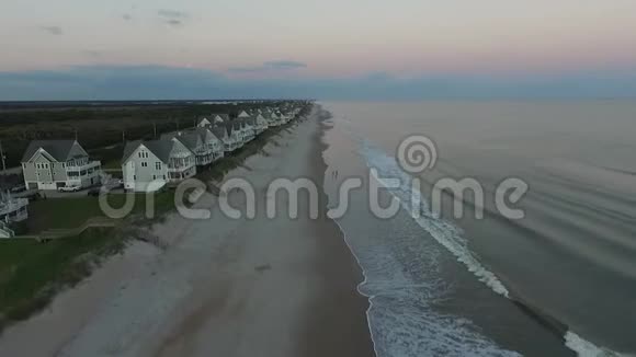 太阳升起在第一排海滨海滩房屋北托普赛尔岛码头北托普赛尔海滩NC视频的预览图