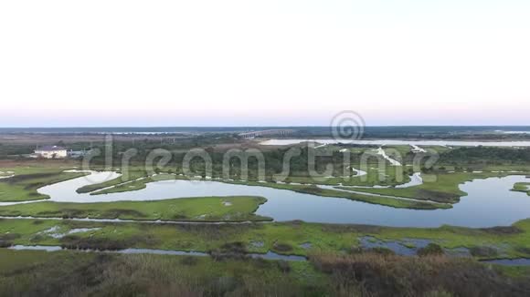 高层大桥和海岸间沼泽的鸟瞰图北托菲尔海滩NC视频的预览图
