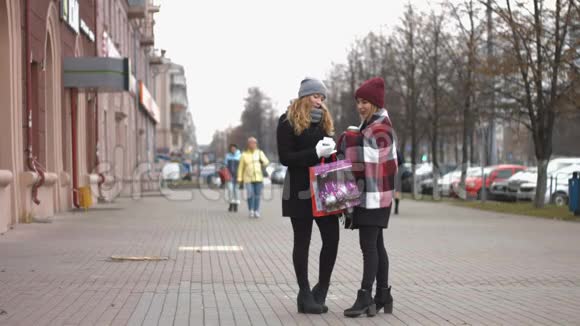 两个女孩在节日购物后考虑礼物视频的预览图