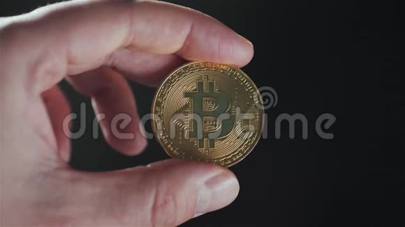 黄金比特币硬币堆叠在黑暗的背景特写比特币加密货币在手中EtalumICO区块链视频的预览图
