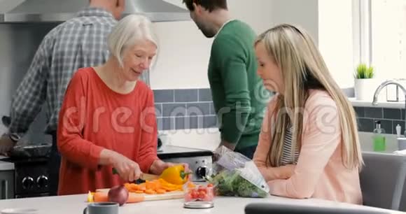 多代家庭烹饪视频的预览图