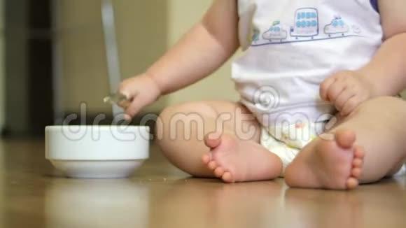 一个小宝宝吃粥转过盘子视频的预览图