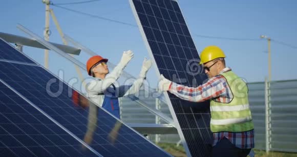 两名工人安装一个太阳能电池板视频的预览图