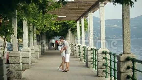 两个情人在公园拥抱和亲吻视频的预览图