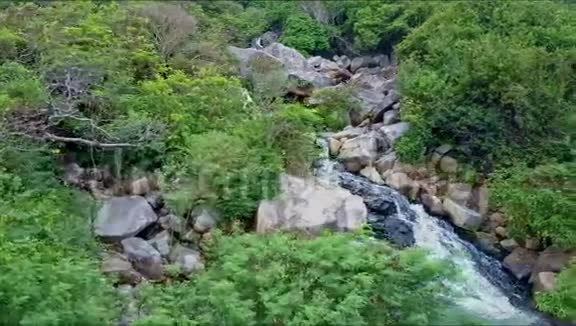 鸟瞰狭窄蜿蜒的河流和小瀑布视频的预览图