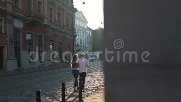 这对夫妇正在城里沿着铺路石散步视频的预览图