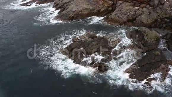 岩石海岸上的潮水视频的预览图