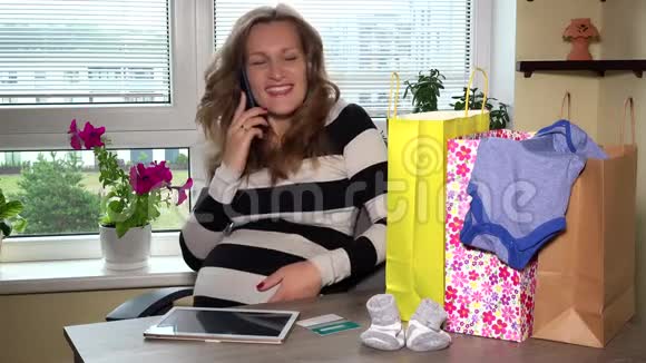 幸福的孕妇在网上购物成功后会打电话视频的预览图