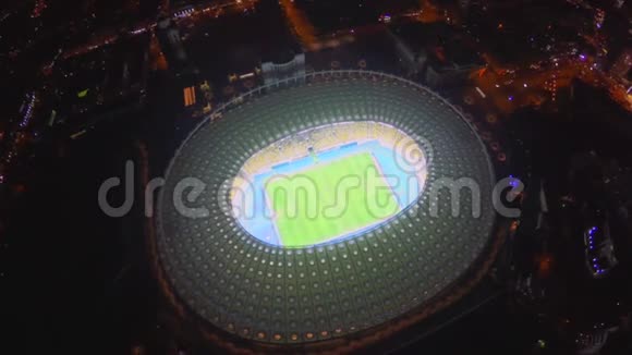 从顶部体育场体育赛事空中观看足球竞技场视频的预览图