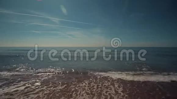 有柔软波浪的海边背景晴朗的天空视频的预览图