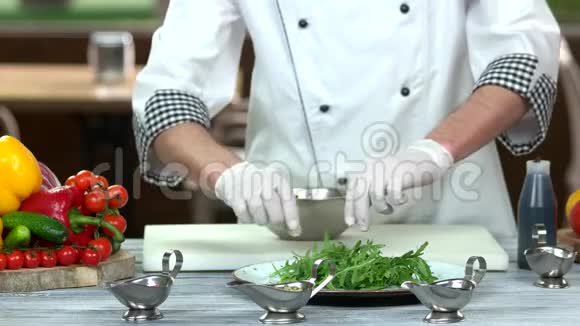 厨师准备沙拉草药视频的预览图