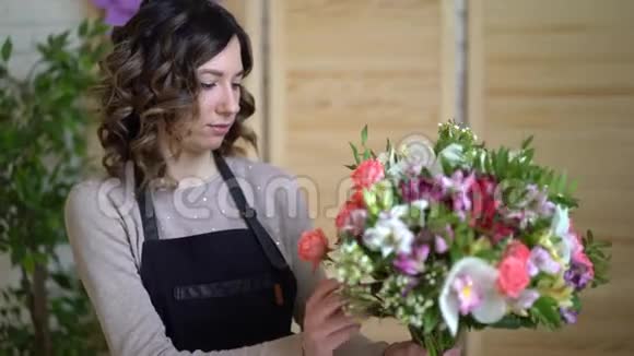 女花匠在花店里插花视频的预览图