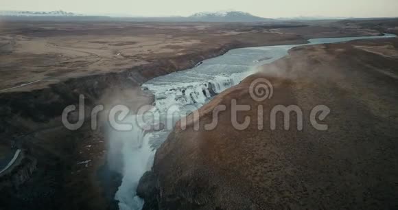 鸟瞰冰岛著名旅游场所的美丽景观裂缝中的瀑布格尔夫斯视频的预览图