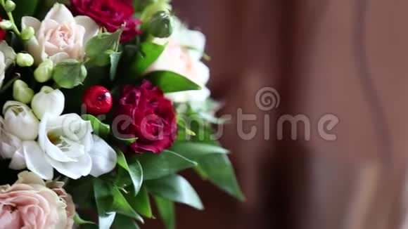 美丽温柔的婚礼花束奶油玫瑰和鲜花视频的预览图