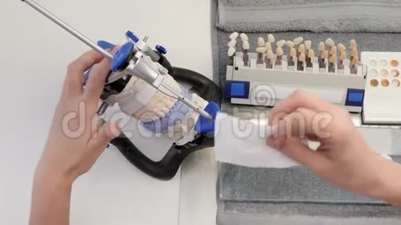 在牙科实验室的白色桌子上将Jaw模型制成特殊的三脚架视频的预览图