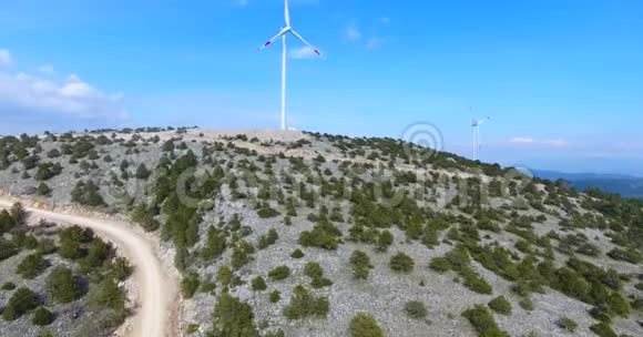 土耳其两台旋转风力涡轮机视频的预览图