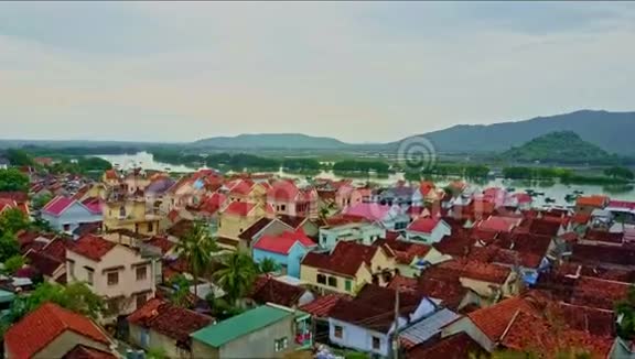 鸟瞰全景漂亮的城镇整洁的房屋视频的预览图