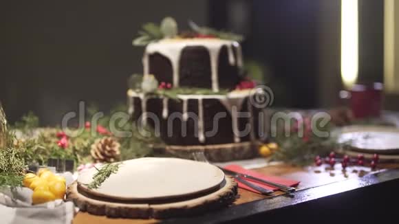 在新年前夜的舒适装饰和节日气氛中一张精美的圣诞晚餐桌上姜饼视频的预览图