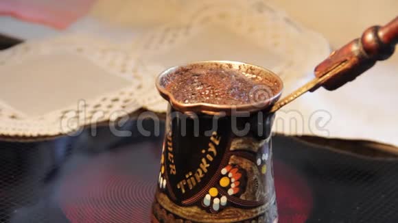 在炉子上用铜壶煮的黑咖啡视频的预览图
