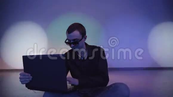 关闭年轻的商人在轻音乐下在笔记本电脑上工作视频的预览图