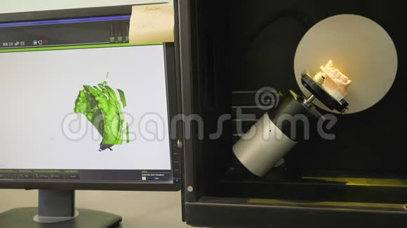 现代医学实验室牙科植入物数字化建模及计算机屏幕显示视频的预览图