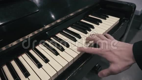 双手演奏钢琴特写表演视频的预览图