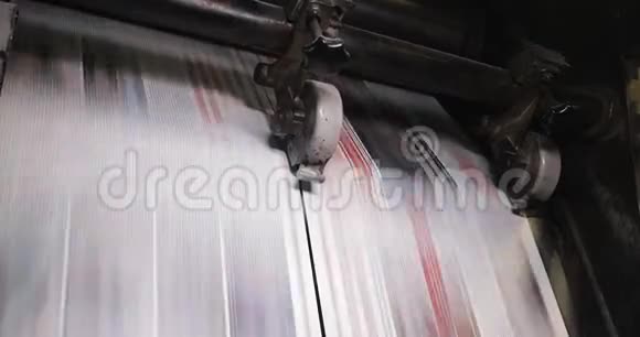 印刷厂在工厂里印刷报纸印在印刷厂机器上的报纸关门视频的预览图