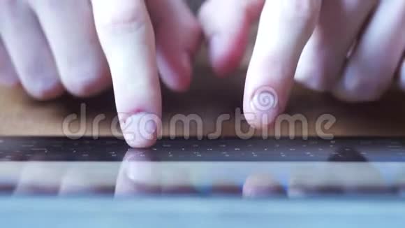 男子木制桌上虚拟键盘桌上的手型文本视频的预览图