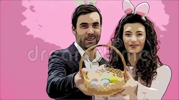 年轻夫妇站在粉红色的背景上头上戴着兔子耳朵在这期间他和他妻子视频的预览图