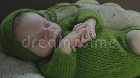 一个脸颊过敏的婴儿在睡觉视频的预览图