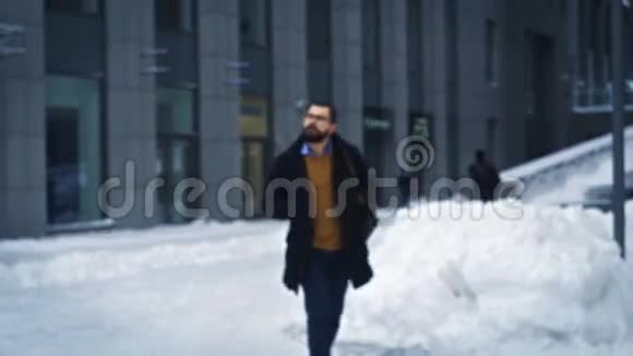 男人在城市里散步在商业街拍照在冬天的城市里旅游视频的预览图