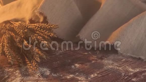 手工制作的美味面包躺在木桌上上面有面粉小麦和麦穗视频的预览图